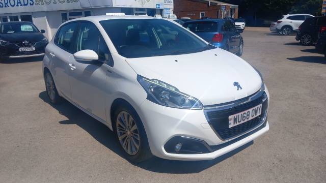 Peugeot 208 1.2 PureTech 82 Signature 5dr [Start Stop] Hatchback Petrol White